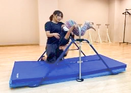 鉄棒運動の様子